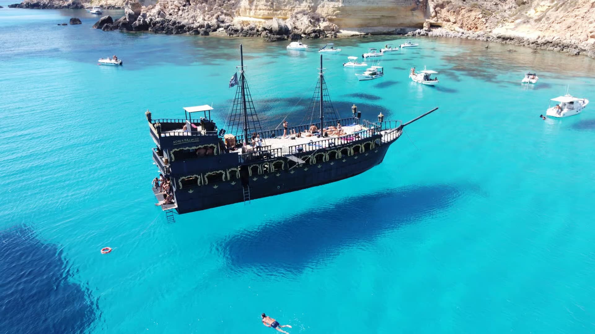 Tour in barca diurno con navi pirata, pranzo e musica - Lampedusa